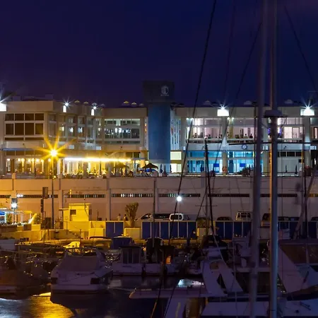 公寓 Marina Seafront 12 *